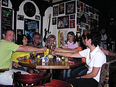 Fr&ouml;hliche Runde am Stammtisch - Edith's Pub